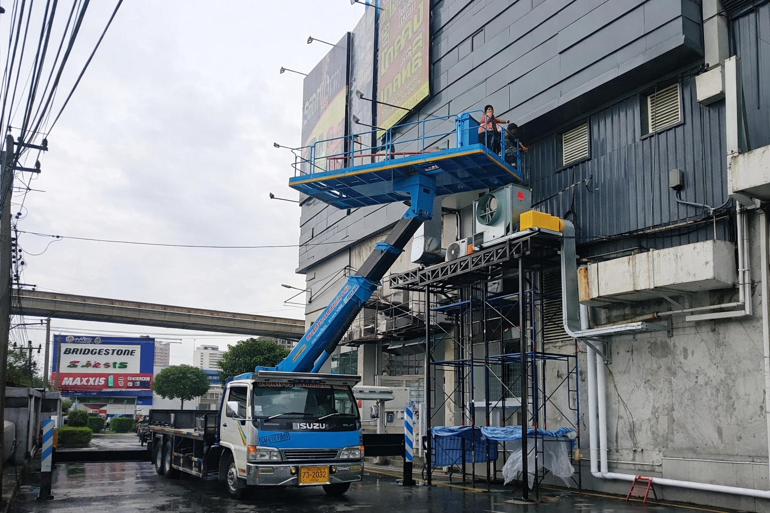 เช่ารถกระเช้าบางหญ้าแพรก